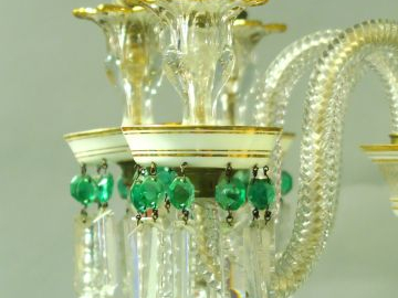 BACCARAT. Lustre à pampilles en cristal bicolore, éclairant à huit lum