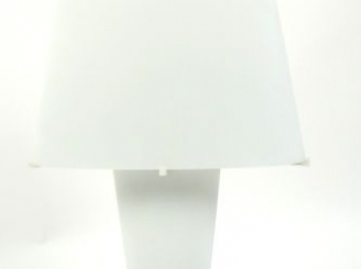 Vente aux enchères FONTANA ARTE. Daniela Puppa. Lampe de table en verre blanc moulé, socl