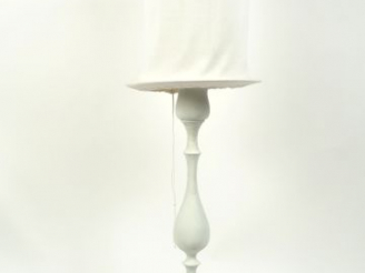 Vente aux enchères Lampadaire moderne en bois laqué blanc.