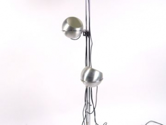 Vente aux enchères Lampadaire années 70 en métal chromé, éclairant à trois lumières.