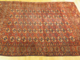 Vente aux enchères 	Grand tapis Caucase à fond bordeaux (quelques petites déchirures). Di