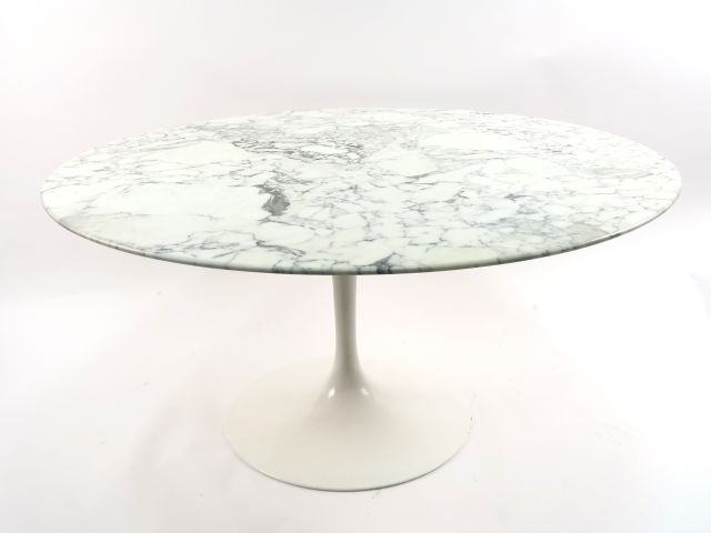 Eero Saarinen pour Knoll. Table "Tulipe", pied en fonte d'aluminium, p