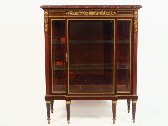 SORMANI. Vitrine XIXème de style Louis XVI en acajou et placage d'acaj
