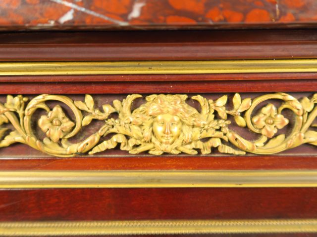 SORMANI. Vitrine XIXème de style Louis XVI en acajou et placage d'acaj