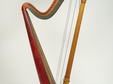 Harpe de style Louis XVI en bois polychrome et doré (manques et accide