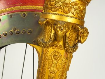 Harpe de style Louis XVI en bois polychrome et doré (manques et accide