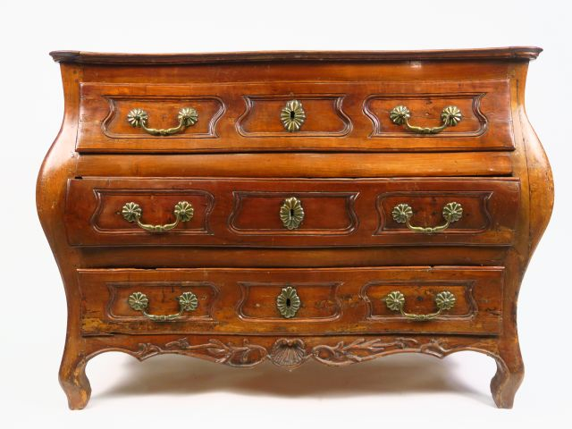 Commode tombeau Louis XV en merisier, pieds, montants, côtés et façade