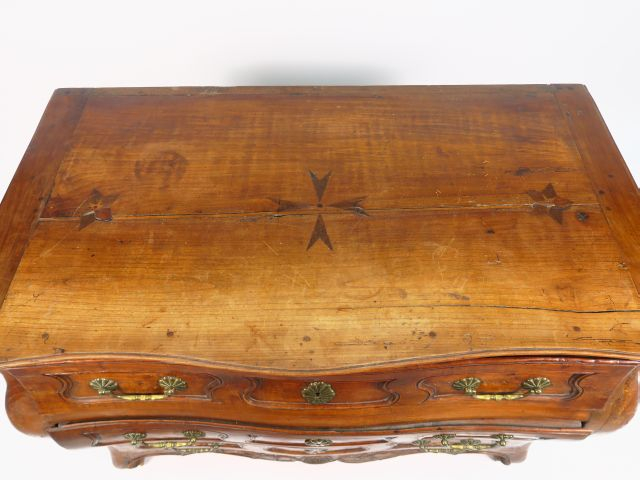 Commode tombeau Louis XV en merisier, pieds, montants, côtés et façade