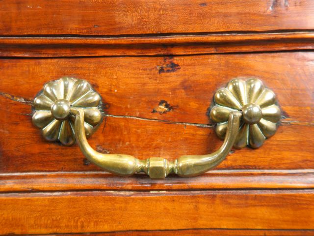 Commode tombeau Louis XV en merisier, pieds, montants, côtés et façade