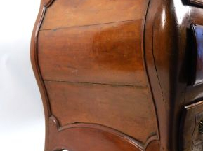 Commode tombeau Louis XV en merisier, pieds, montants, côtés et façade