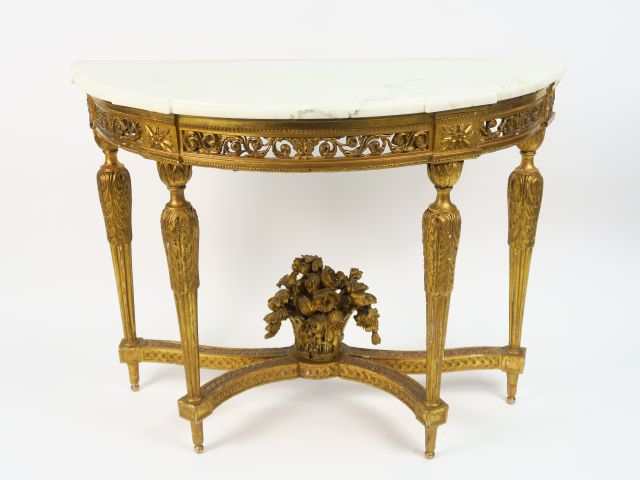 Console demi-lune Louis XVI à quatre pieds en bois sculpté et doré, à 