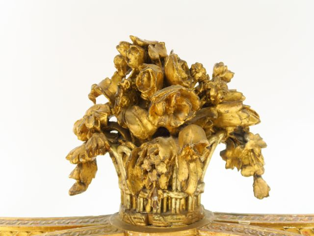 Console demi-lune Louis XVI à quatre pieds en bois sculpté et doré, à 