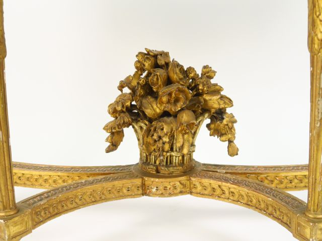 Console demi-lune Louis XVI à quatre pieds en bois sculpté et doré, à 