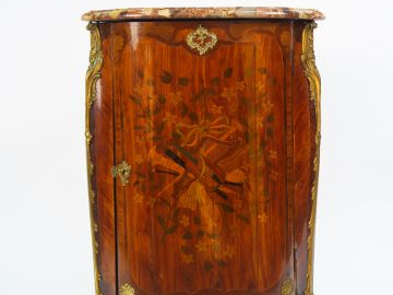 Encoignure Louis XV en marqueterie à décor de trophée d’instruments de