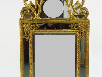 Miroir à parecloses XVIIIème en bois sculpté et doré à décor de griffo