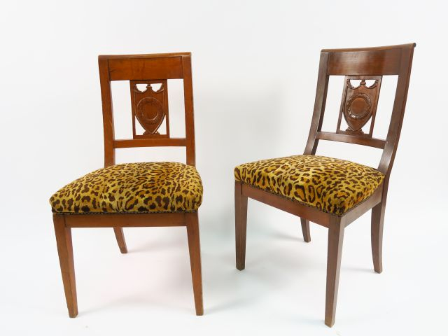 Suite de dix chaises de style Directoire en bois naturel, dossier ajou