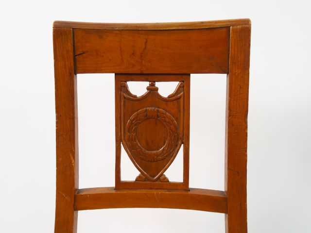Suite de dix chaises de style Directoire en bois naturel, dossier ajou