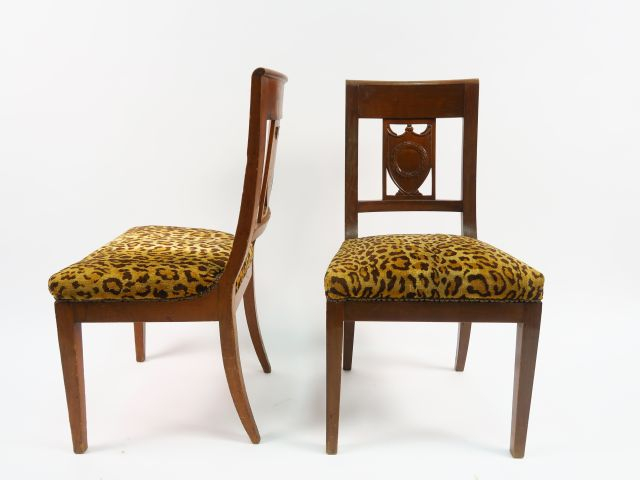 Suite de dix chaises de style Directoire en bois naturel, dossier ajou