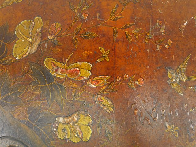 Guéridon 1900 en bois laqué, à décor de fleurs, d'oiseaux et d'insecte