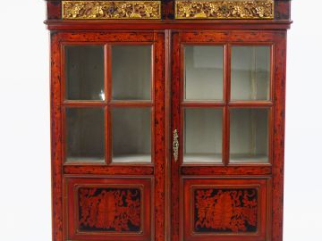 Vitrine de style Extrême Orient en bois pyrogravé, sculpté et doré. Di