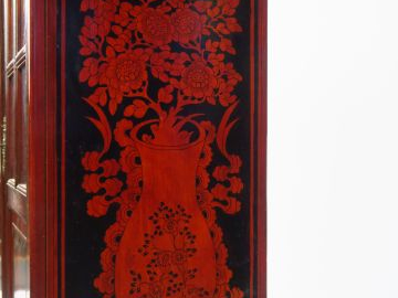 Vitrine de style Extrême Orient en bois pyrogravé, sculpté et doré. Di