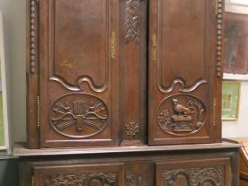 Buffet deux corps de style Louis XV en noyer, ouvrant à quatre portes,