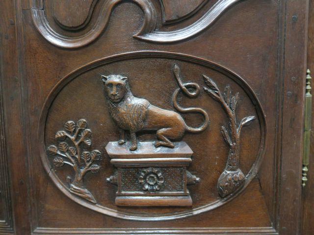 Buffet deux corps de style Louis XV en noyer, ouvrant à quatre portes,