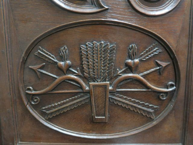 Buffet deux corps de style Louis XV en noyer, ouvrant à quatre portes,