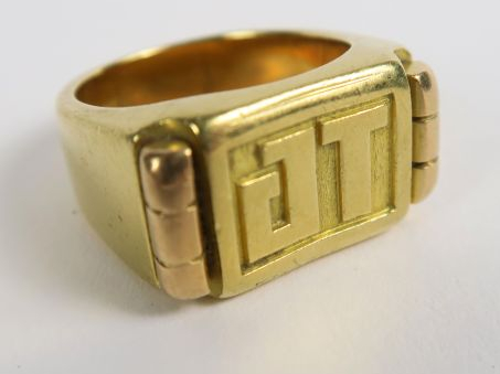 Chevalière en or monogrammée JT. Poids : 32.2 g