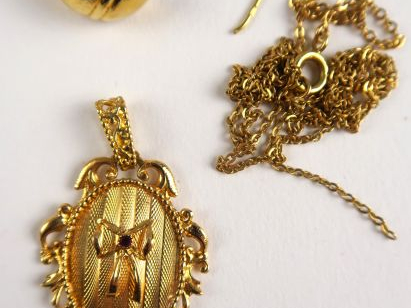 Lot d'or comprenant une chaine, un pendentif et une partie de boucle d