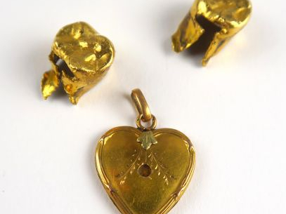 Lot d'or comprenant un pendentif en forme de cœur et deux dents (parti