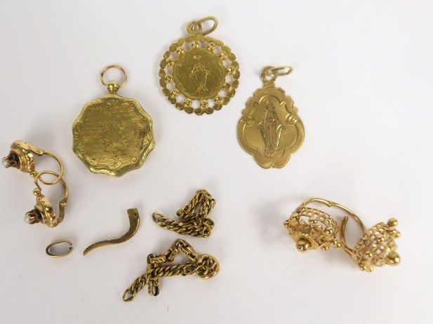 Lot en or comprenant : médailles, boucles d’oreilles, débris de chaine