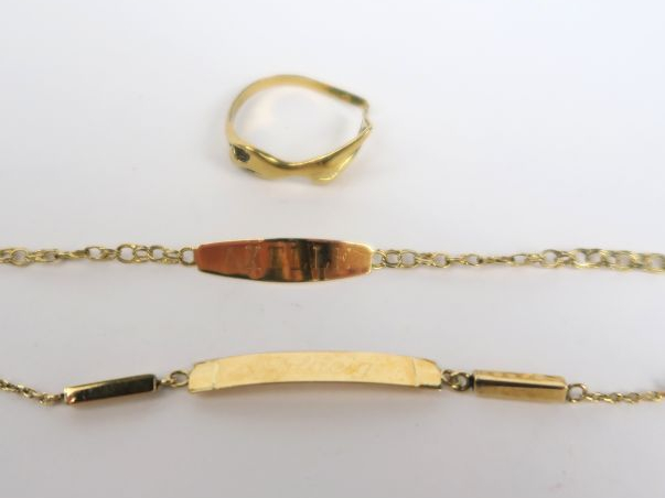 Lot d'or comprenant deux gourmettes et une bague. Poids : 8,5 g