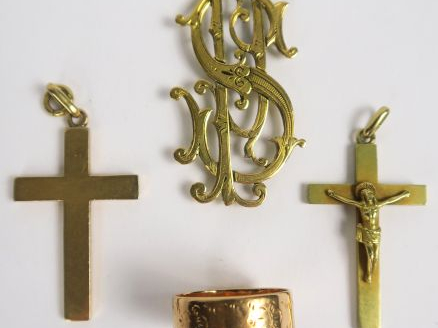 Lot d'or comprenant une alliance gravée à décor de fleurs		, deux croi