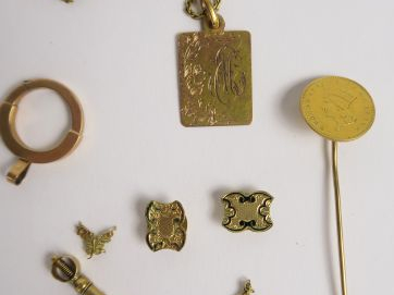 Lot d'or comprenant deux boutons de col, une pièce montée en épingle d