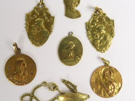 6 médailles de baptêmes en or (gravées), gourmette en or. Poids : 22,9