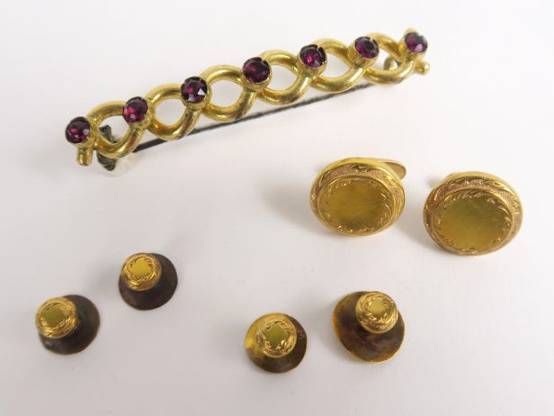	Paire de boutons de manchette et quatre boutons de col en or. Poids :