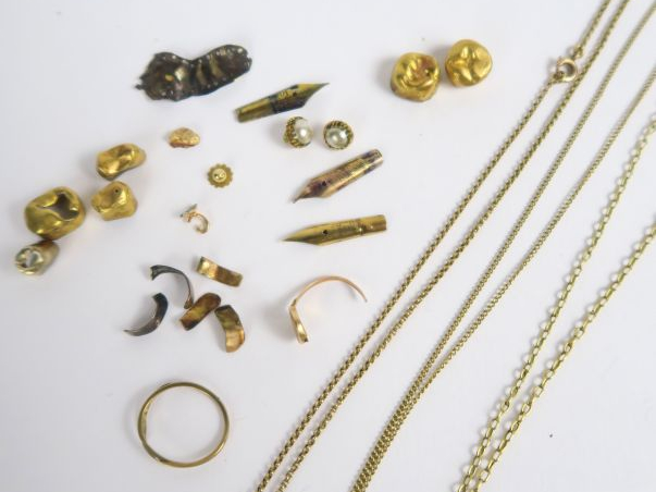 Lot d'or comprenant :trois chaînes accidentées et partie de bague,  (f