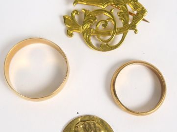 Lot d'or comprenant deux alliances, une broche figurant des initiales,