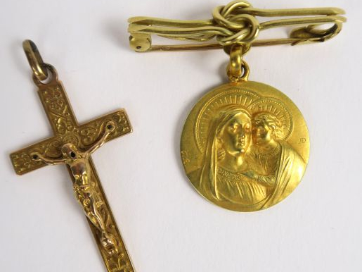 Médaille religieuse (gravée) sur une broche - Croix en pendentif L’ens