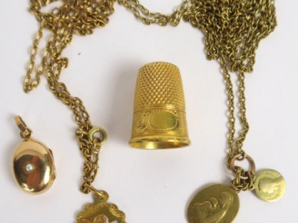 Vente aux enchères Lot d'or comprenant : deux chaines, trois médailles religieuses		, un 