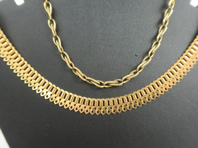 Collier en or, mailles articulées. On y joint une chaine de montre en 