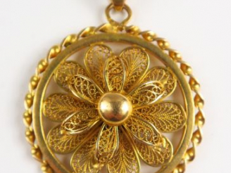 Vente aux enchères Pendentif en or. Poids : 24,4 g