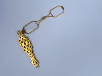 Vente aux enchères Face à main en or, le manche ajouré. (manque un verre).  Poids tel : 1