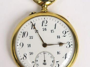 Montre de gousset en or, cadran émaillé, chronomètre à 6h. Signée Devo