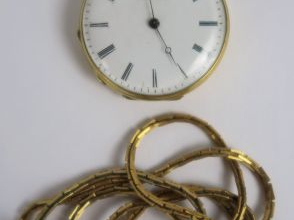 Montre de col en or. Poids tel : 26.9 g	, on y joint une chaine de lun