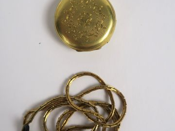 Montre de col en or. Poids tel : 26.9 g	, on y joint une chaine de lun