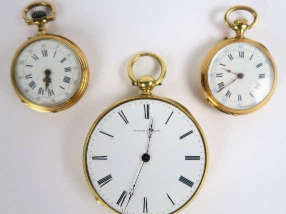 Deux montres de col en or, monogrammées, et une montre de gousset sign
