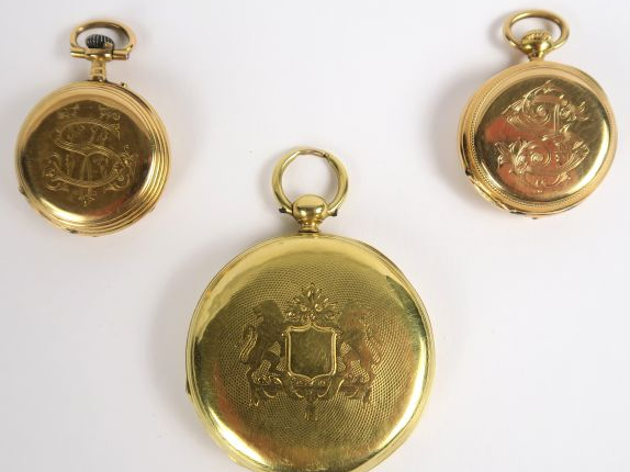 Deux montres de col en or, monogrammées, et une montre de gousset sign