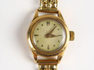 Vente aux enchères Montre bracelet en or. Poids tel : 28,3 g